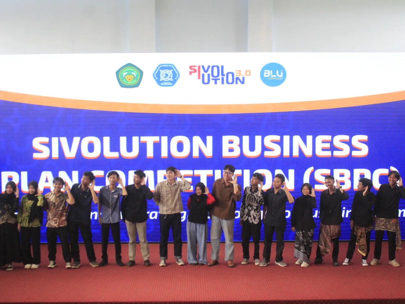 Para finalis SIVOLUTION Business Plan Competition di atas panggung