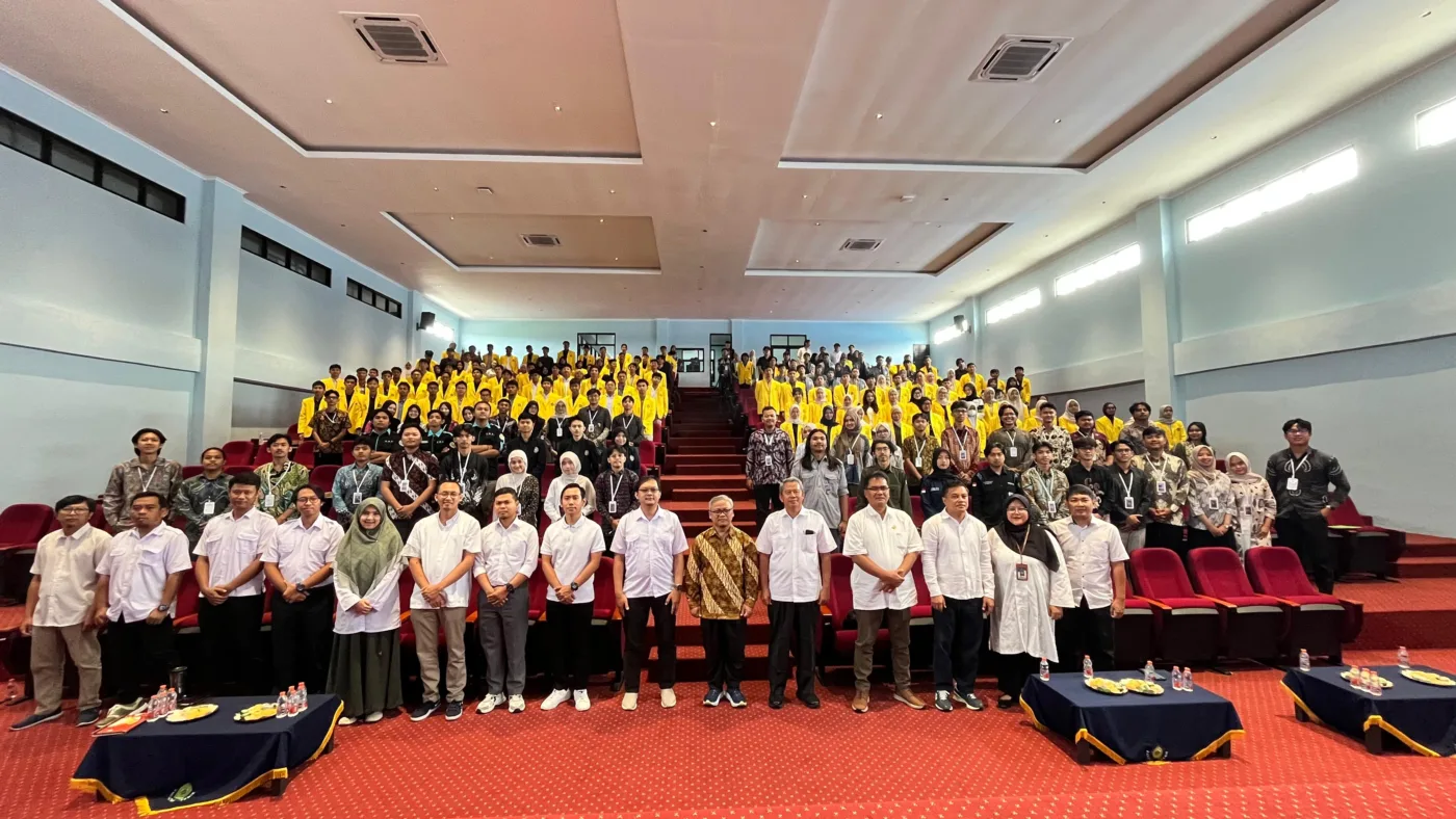 Foto bersama peserta dan tamu undangan di auditorium