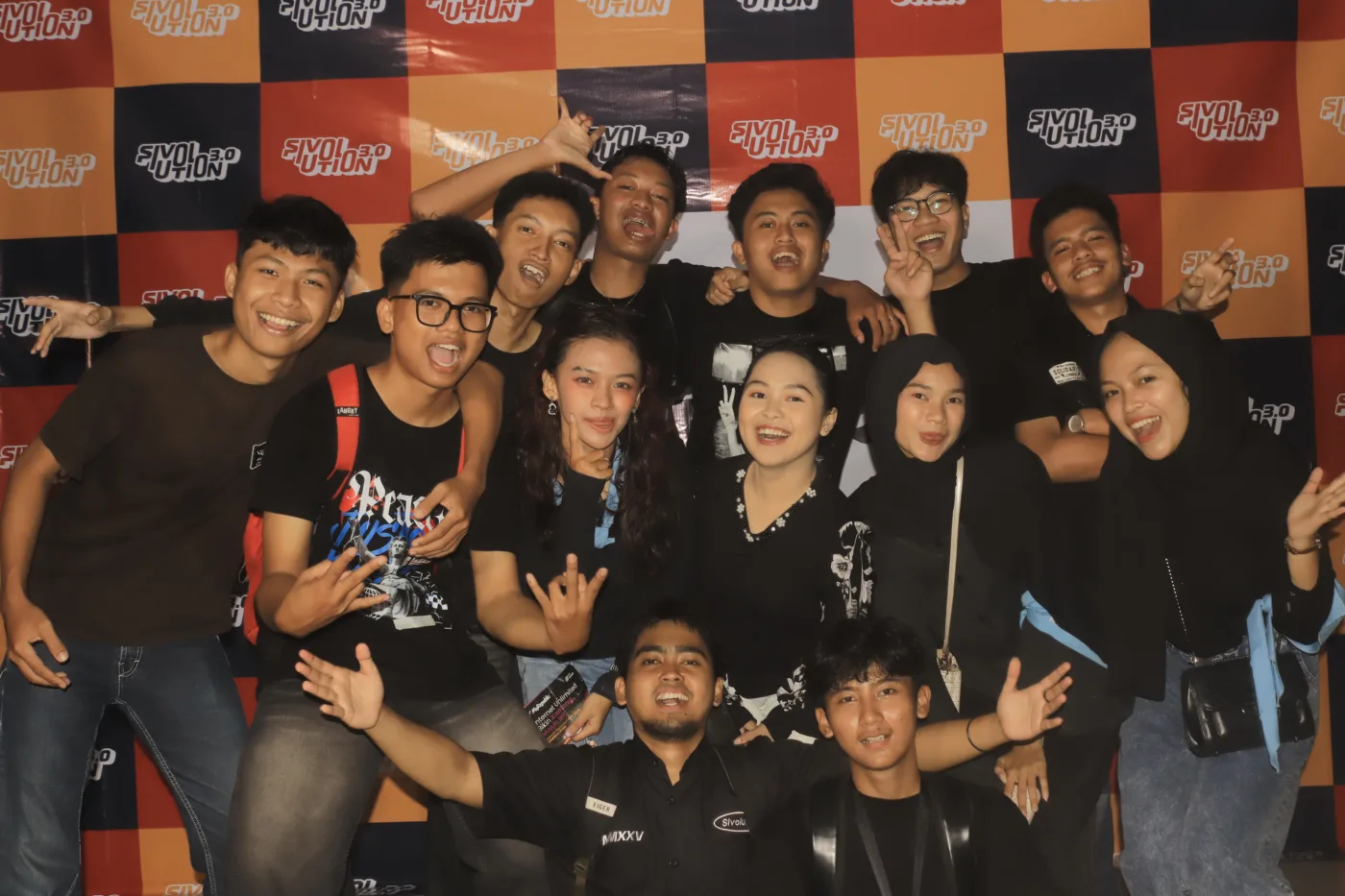 Panitia SIVOLUTION 3.0 berfoto bersama di depan photo booth