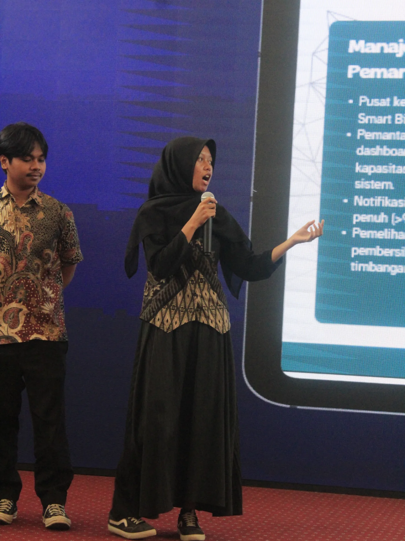 Peserta mempresentasikan ide bisnisnya di hadapan dewan juri